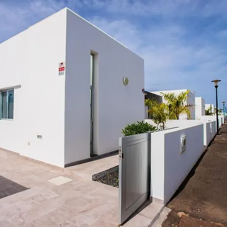 3-bed In Playa Blanca By Retreat Villas Vila