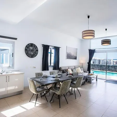 3-bed In Playa Blanca By Retreat Villas Вилла Коста Бланка