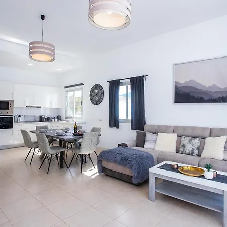 3-bed In Playa Blanca By Retreat Villas 빌라 *